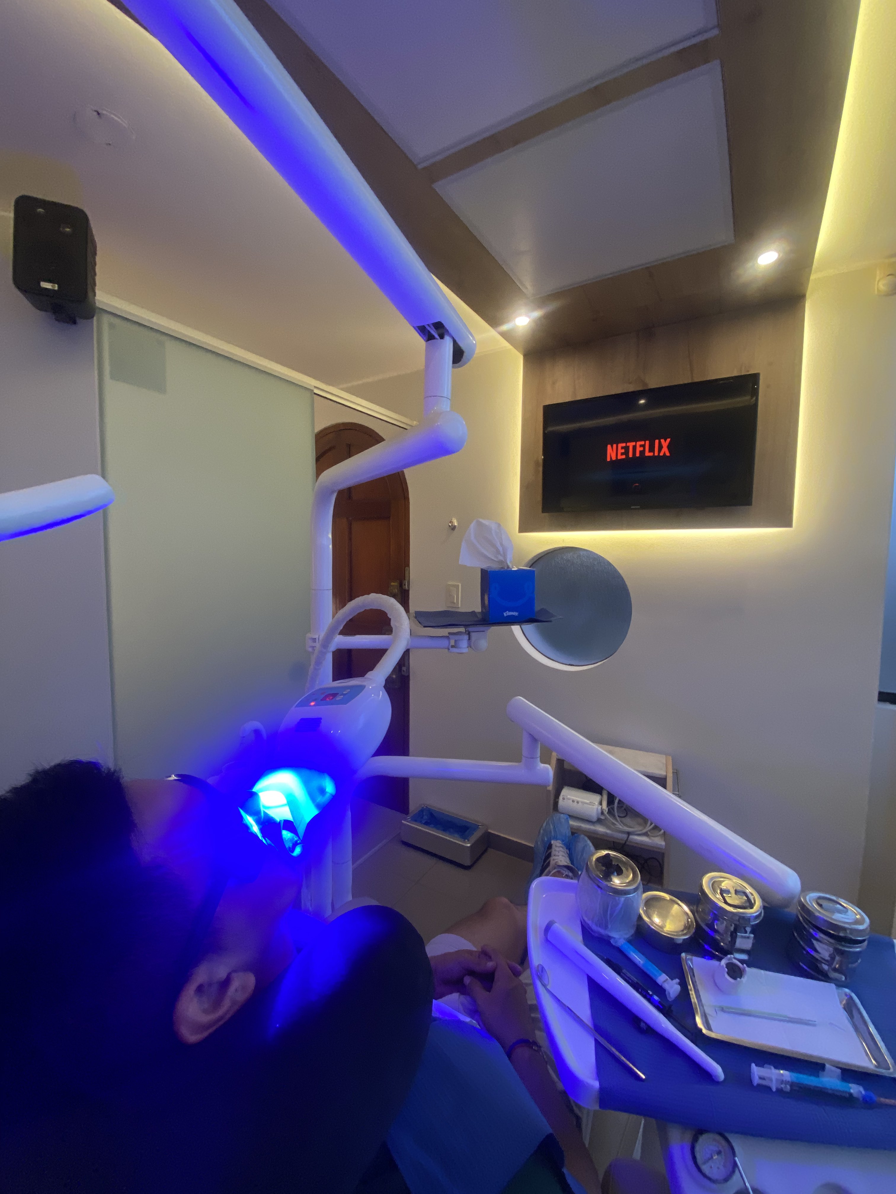 Paciente disfrutando de Netflix durante blanqueamiento dental