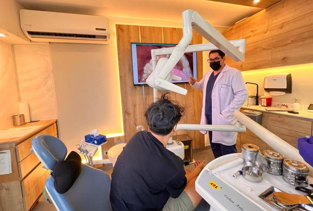 Blanqueamiento dental con luz LED